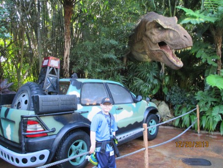 Jeep du parc jurassic et tyranosaur